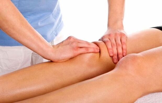 Il massaggio dell'articolazione del ginocchio aiuterà ad alleviare le manifestazioni dell'osteoartrite del ginocchio