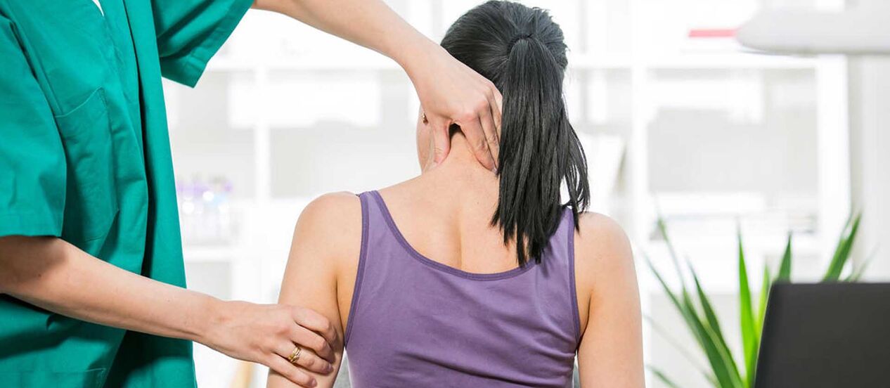Il paziente con dolore al collo viene esaminato da un medico