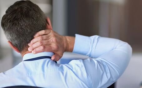 Un massaggio aiuta ad alleviare la tensione e il dolore nella zona del collo
